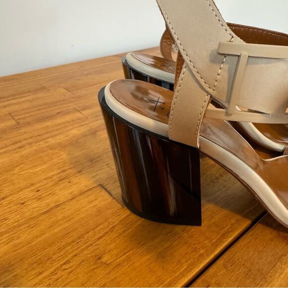 Aquatalia Fredia Buckle Ankle Strap Cream Leather Block Heel Sandals Size 7 - Picture 2 of 6